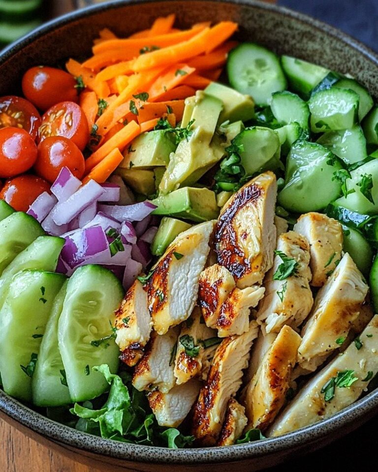 Bunte Salat Bowl mit Avocado, Hähnchen und Knoblauchdressing