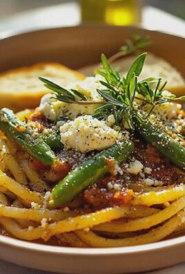 Pasta mit grünem Spargel Feta in Tomatensauce